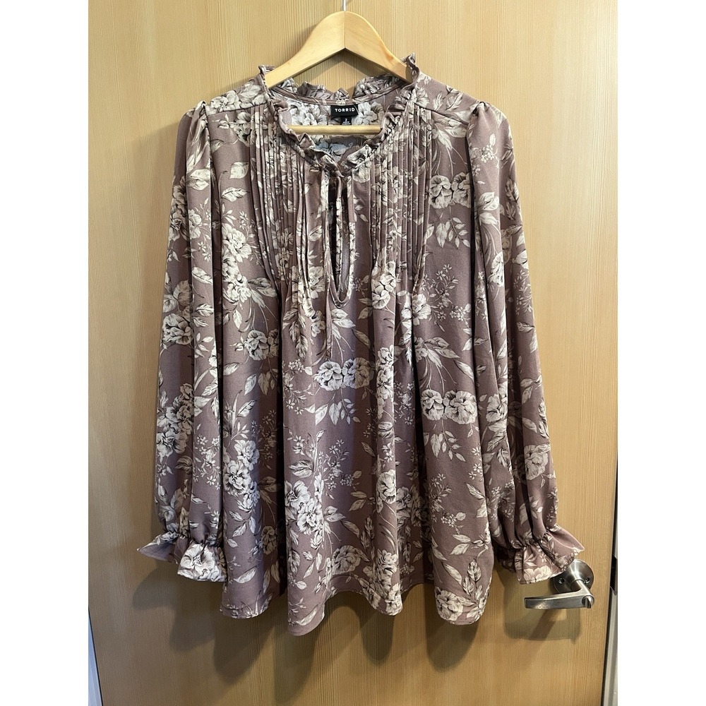 Torrid Peasant Sleeve Pintuck Blouse in Chic Floral Deep Taupe Women's Size 2 - Picture 2 of 13